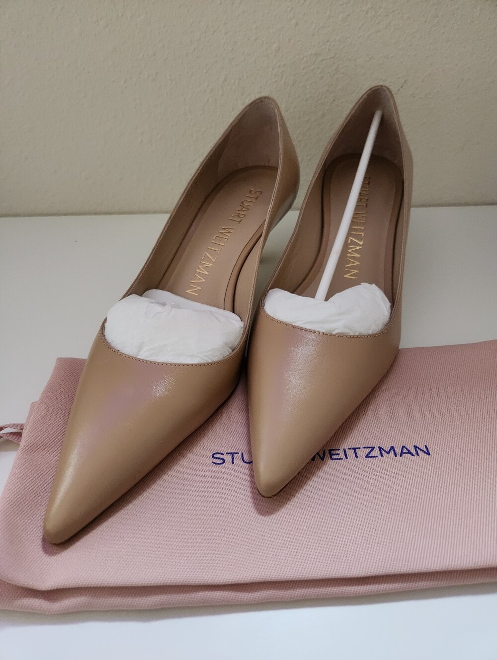 Stuart Weitzman Nude Leather Pointed Toe Kitten Pump Size 7B Classic